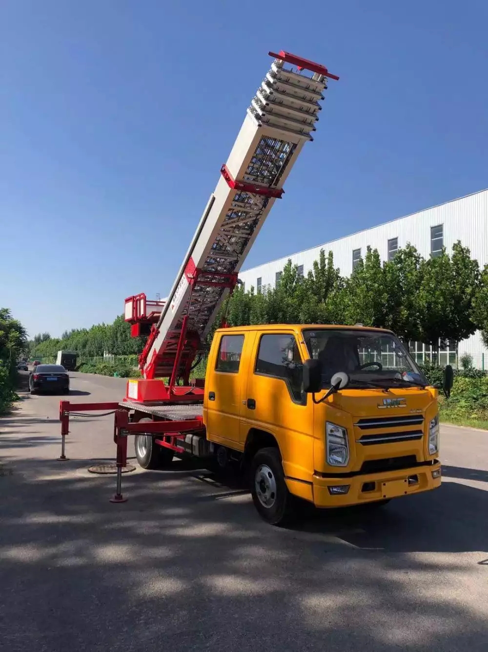 兖州附近的云梯车出租服务：轻松解决高空作业需求