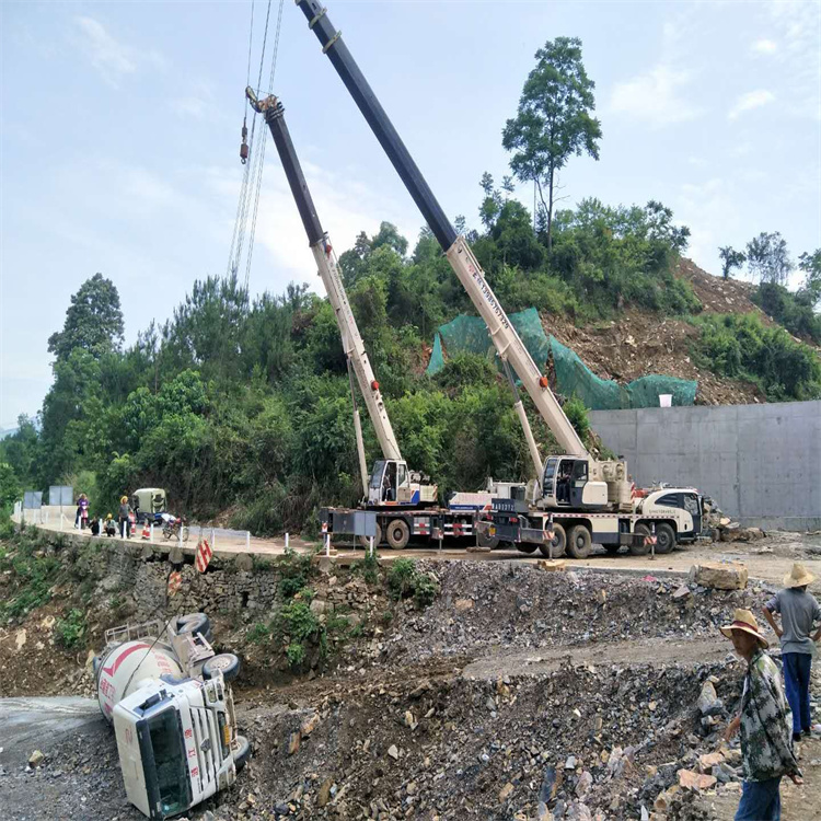 兖州汽车掉沟里叫吊车救援要多少钱